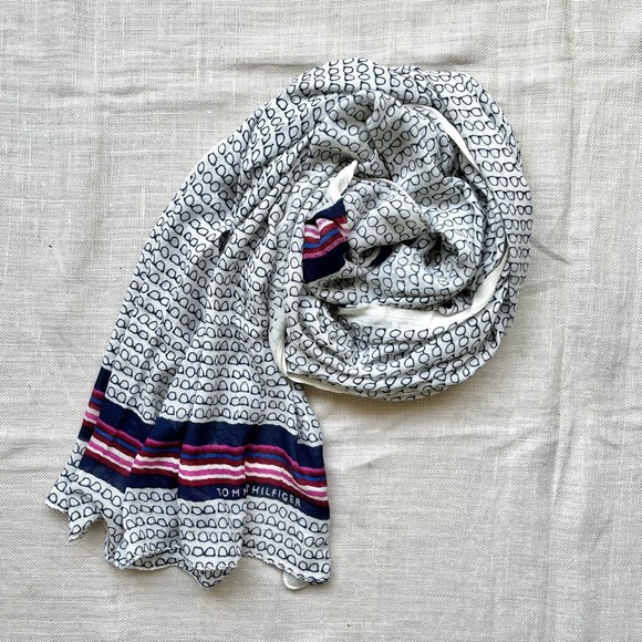 Tommy Hilfiger Stole, white and blue combination with a quirky spectacle print - Picture 4 of 6